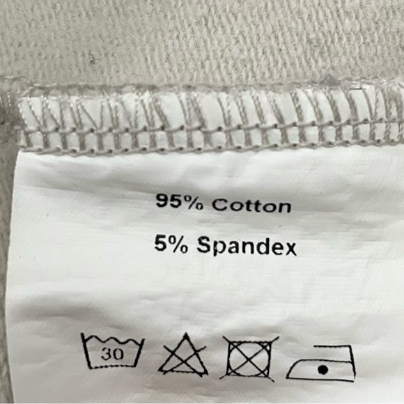 SHESHOW Designer Lips Long Sleeve Crew Neck Sweatshirt - Picture 7 of 7